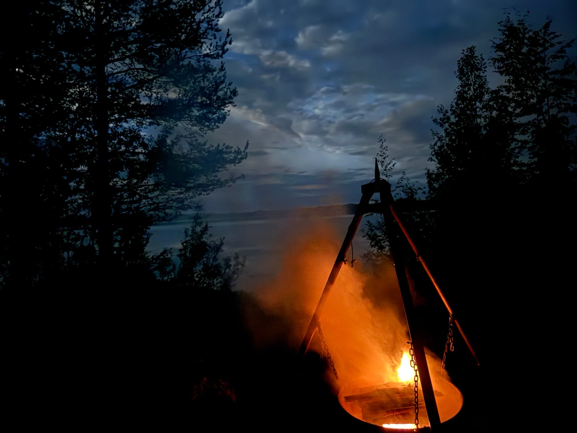 Midnattsgrillning i höstmörkret